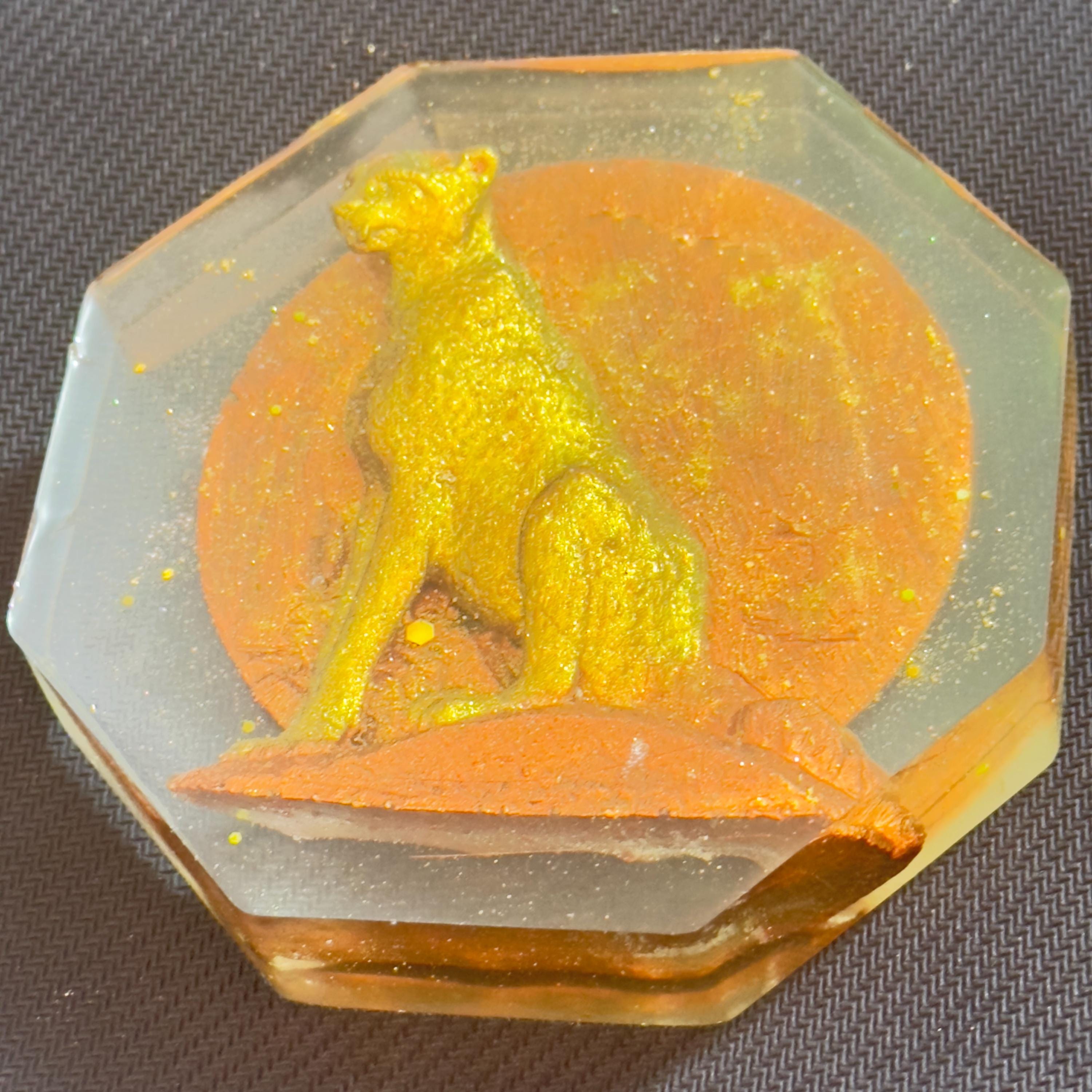 Handcrafted Cheetah Sculpture – African Savannah Wildlife Art, Resin Decor