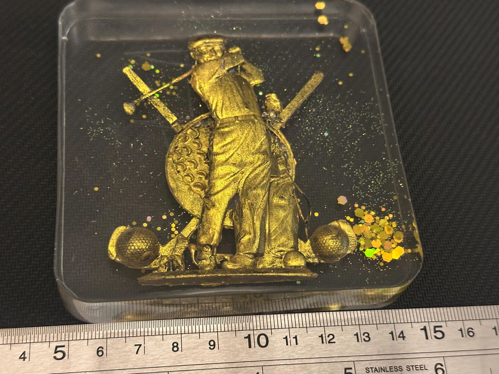 Golf coaster with golfer