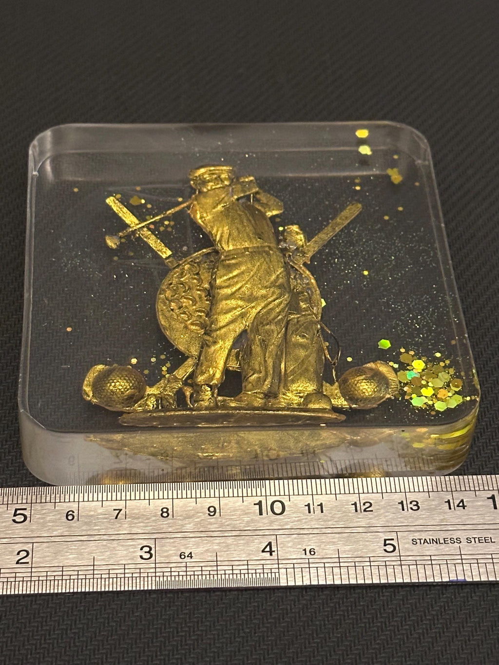 Golf coaster with golfer