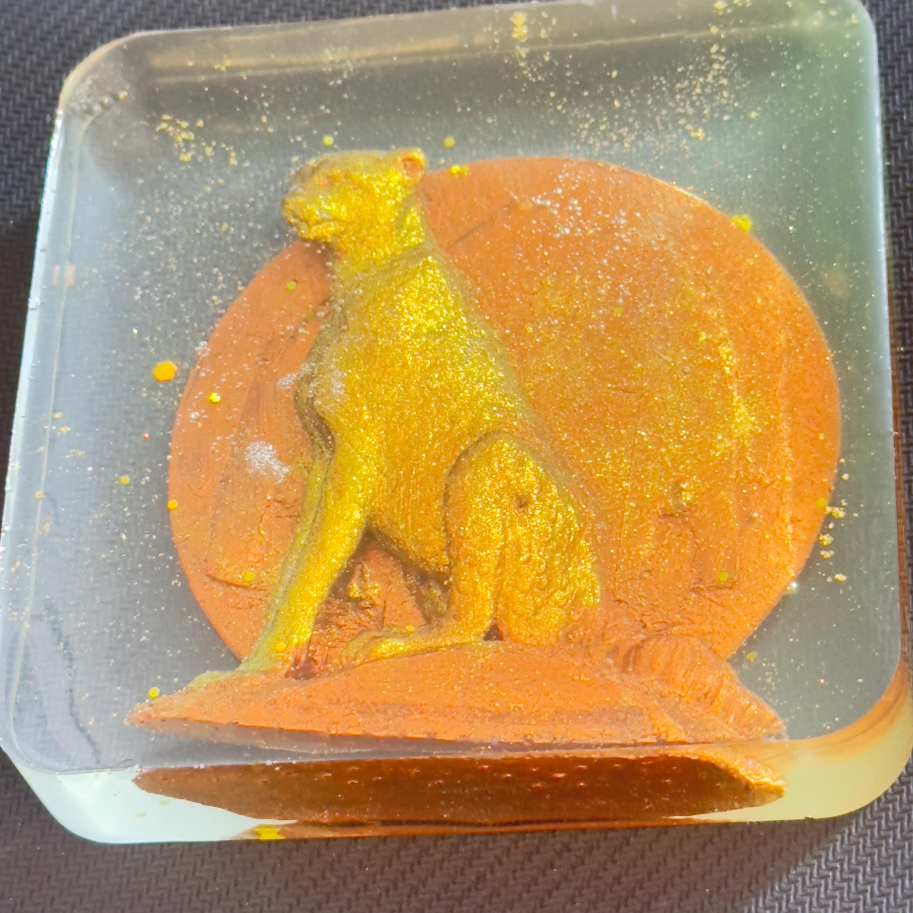 Handcrafted Cheetah Sculpture – African Savannah Wildlife Art, Resin Decor